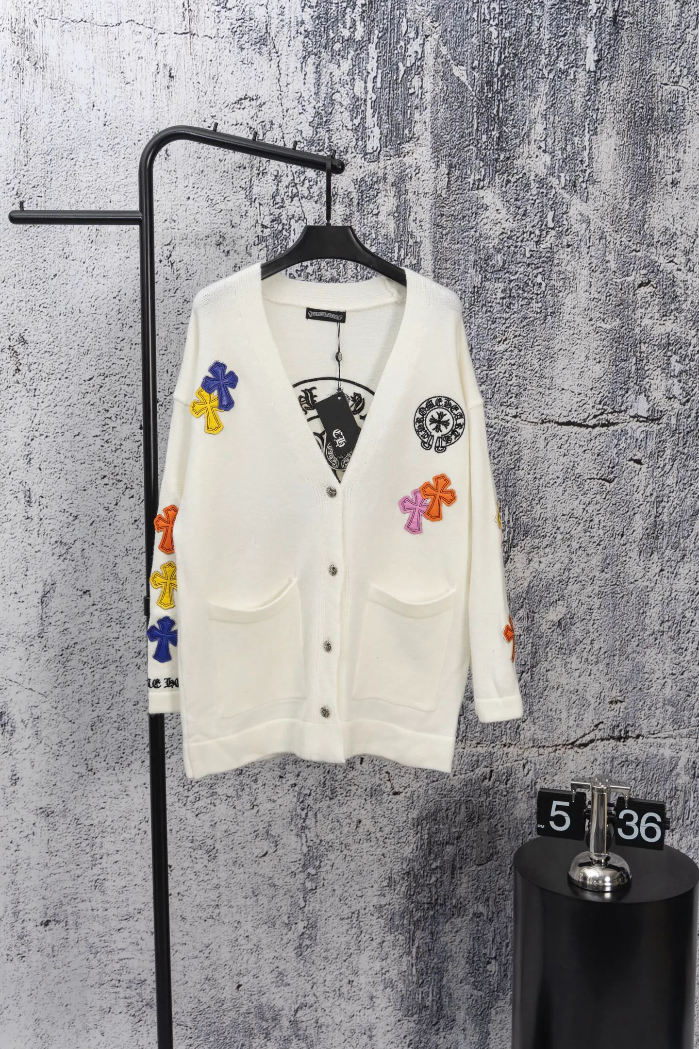 P240 -Chrome Hearts/Chrome Hearts Colorful cross leather cardigan jacket sweater. High weight, high density and high quality. The wool is soft, delicate and skin-friendly. It feels soft and silky. It has excellent warmth and skin-friendly properties. It is custom-woven and dyed without color difference. No matter the fabric or workmanship details, it is better than the ordinary version on the market. -The hardware and zipper accessories are all customized and full of details. Crow autumn and winter super heavy embroidery ➕ positioning leather label long-sleeved knitted cardigan lazy outer wear mid-length sweater -Colour: black white Size: S M L